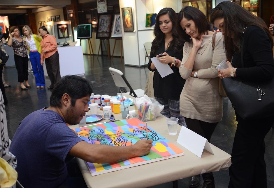 Los artistas fueron visitados por fan&aacute;ticos de su trabajo. (Foto: Selene Mej&iacute;a/Soy502)&nbsp;
