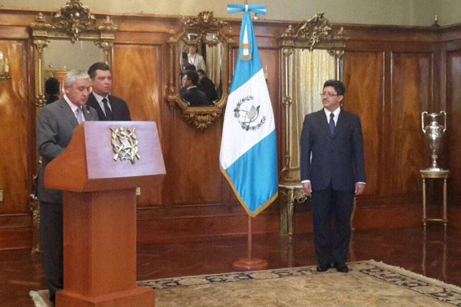 Antes de partir hacia la cumbre de la CELAC, el mandatario Otto Pérez Molina decidió juramentar al nuevo jefe de la Superintendencia de Administración Tributaria. (Foto: Presidencia)