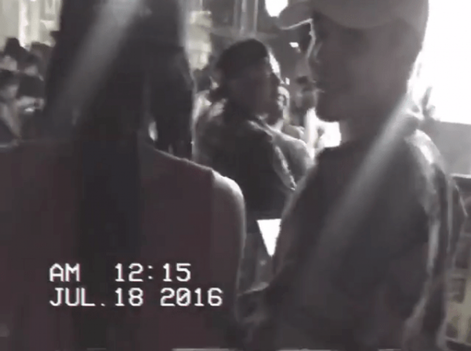 Justin Bieber sali&oacute; a jugar Pok&eacute;mon Go en las calles de Nueva York. (Foto: captura de pantalla)