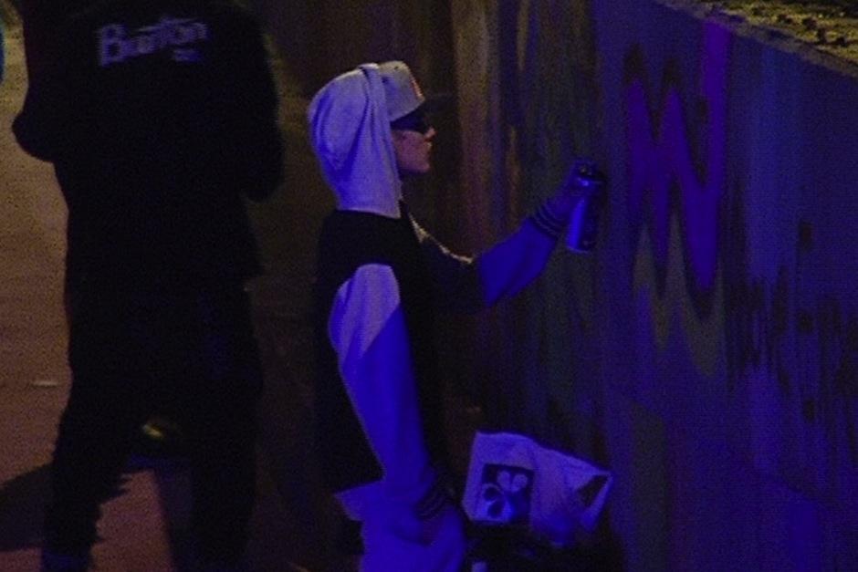 Justin Bieber causó controversia por varios motivos: por pintar un graffiti en Colombia, por orinar en la Gran Muralla China y luego ser cargado por sus guardaespaldas, supuestamente por cansancio. (Foto: El Tiempo)&nbsp;