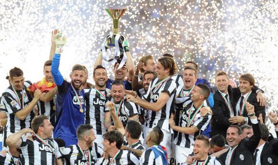 Los aficionados de la Juventus festejaron en la calle su pentacampeonato conseguido este lunes. (Foto: ultimogol.cl)