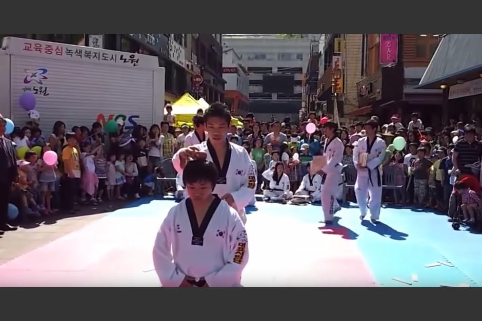 Un joven trata de dar una patada de karate y termina mal. (Captura de pantalla: Alex Trambolino/YouTube)
