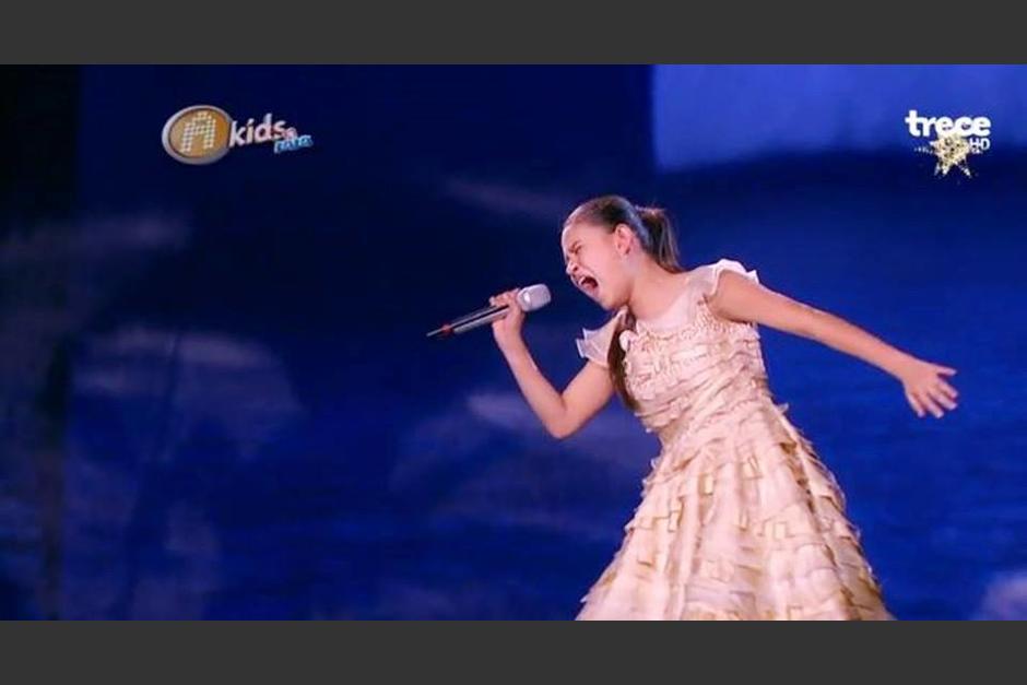 Karla Herrarte hizo que el corazón de la teleaudiencia y el público en el foro de La Academia Kids se acelerara al máximo en la gran final. (Foto: TV Azteca)