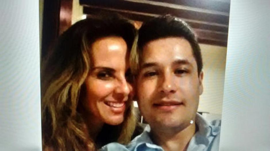Esta es la imagen que fue difundida en medios mexicanos y que ha sido replicada internacionales, Kate del Castillo sonr&iacute;e al lente de la c&aacute;mara junto a uno de los hijos de "El Chapo" Guzm&aacute;n. (Foto: Archivo)&nbsp;