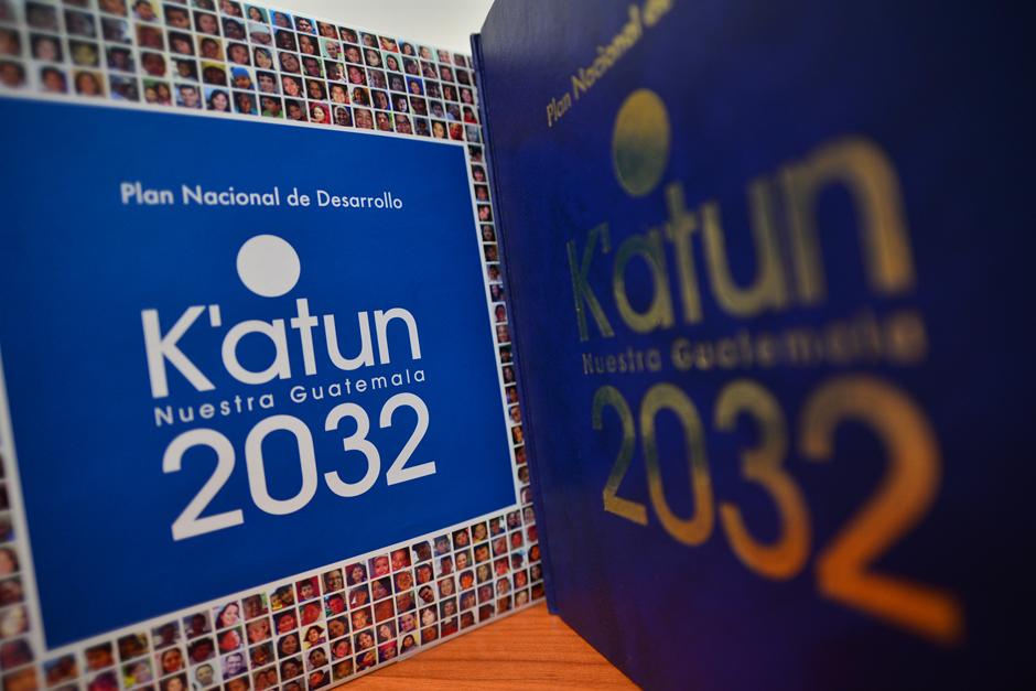 Segeplan es se&ntilde;alada de no pagar por la diagramaci&oacute;n del "Plan Nacional de Desarrollo K&acute;atun 2032". Adem&aacute;s, la empresa que dise&ntilde;&oacute; el interior de la publicaci&oacute;n menciona que no trabajaron la portada. (Foto: Wilder L&oacute;pez/Soy502)
