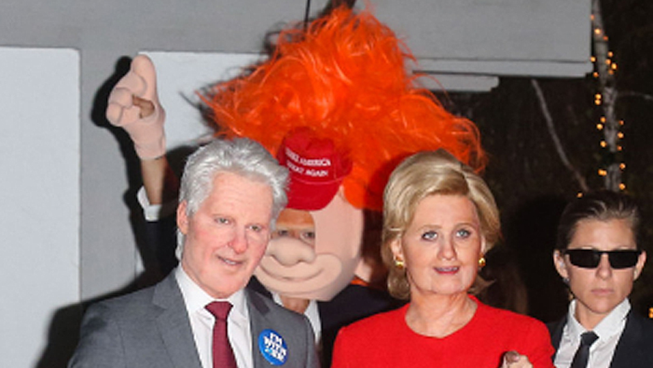 Orlando Bloom y Katy Perry llegaron vestidos de los canditdatos presidenciales a la fiesta de Kate Hudson. (Foto:  Emol)