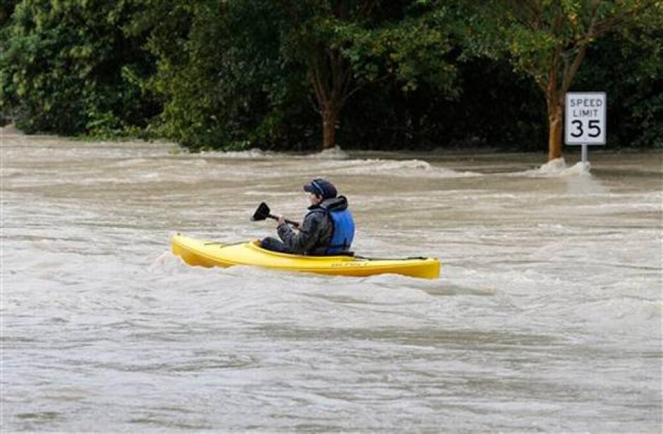 Un hombre recorre en un kayak una calle inundada en Columbia, South Carolina, el domingo 4 de octubre de 2015. (Foto:&nbsp;elnuevoherald.com)
