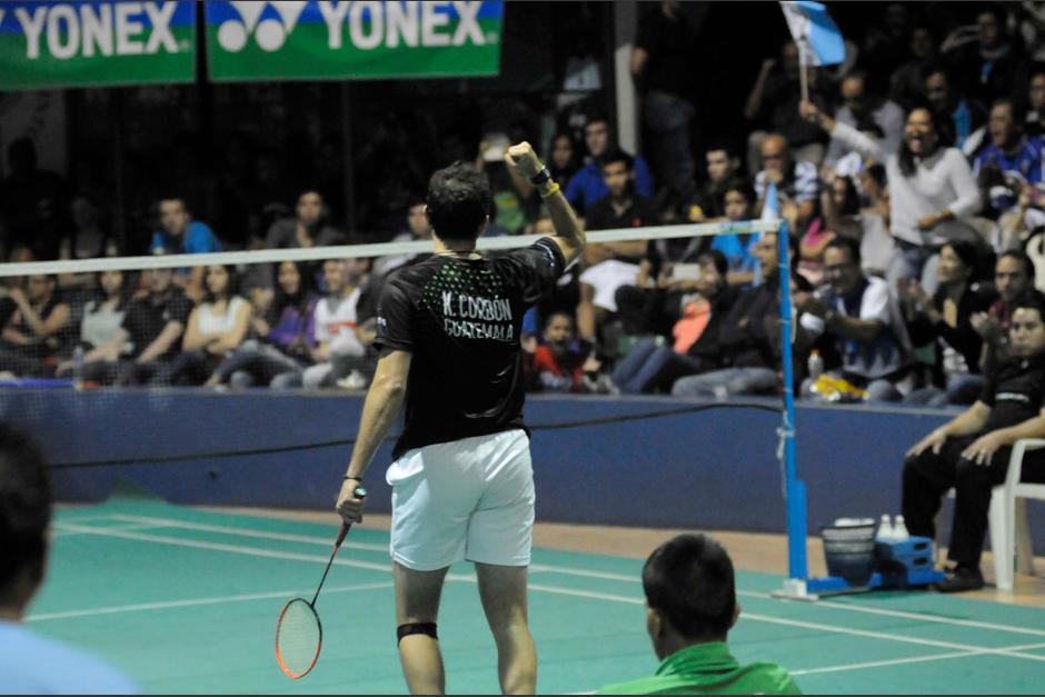 El badmintonista guatemalteco, Kevin Cord&oacute;n, se coron&oacute; campe&oacute;n del Challenge Guatemala 2015. (Foto: Pedro Pablo Mijangos/ Soy502)