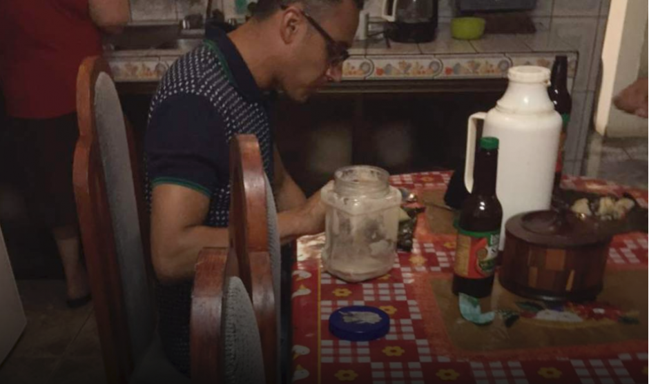 Keylor Navas disfrut&oacute; de un delicios tamal hecho por su abuelita en su casa de P&eacute;rez Zeled&oacute;n. (Foto: La Naci&oacute;n)