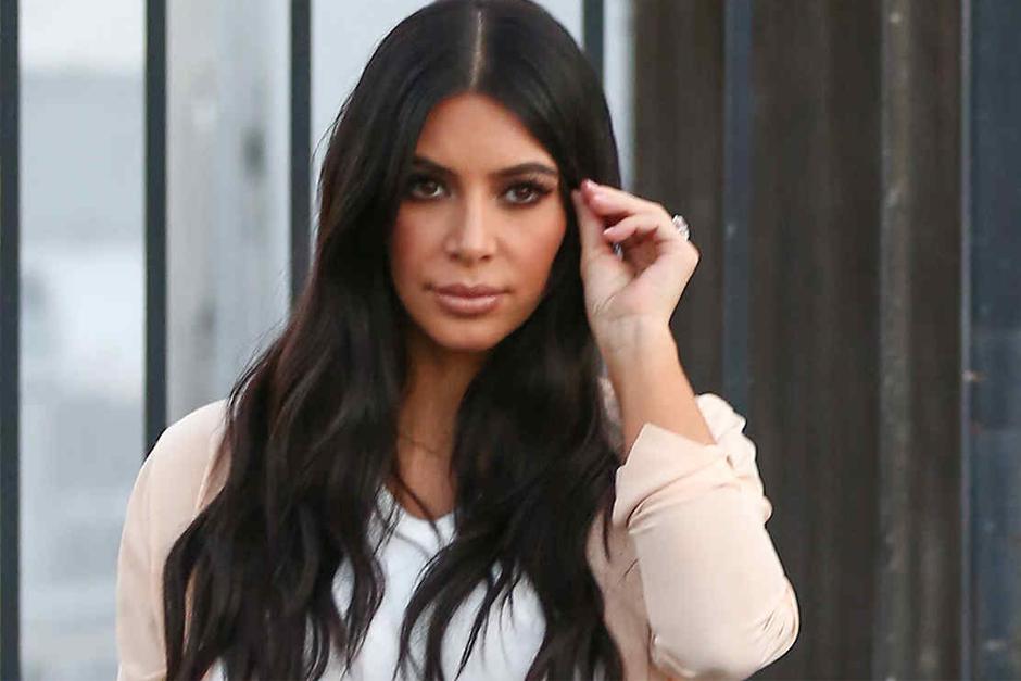 Kim, de 34 años, no pierde su estilo y lució unos tacones altos de color piel.