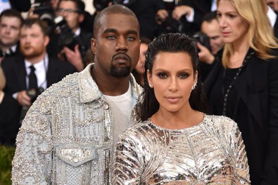 Kim, Khlo&eacute; y Kourtney Kardashian, junto al esposo de Kim, el famoso rapero Kanye West, est&aacute;n de visita en Cuba. (Foto: AFP)