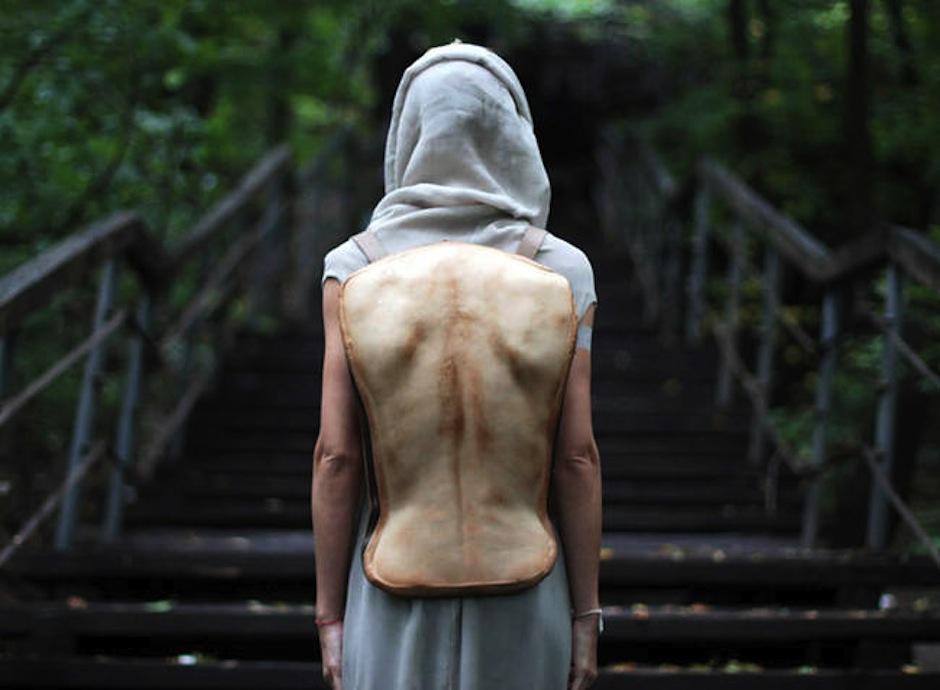 &iquest;Te animar&iacute;as a llevar una espalda en tu espalda? El dise&ntilde;ador Konstantin Kofta te insta a hacerlo. (Foto: Konstantin Kofta oficial)&nbsp;