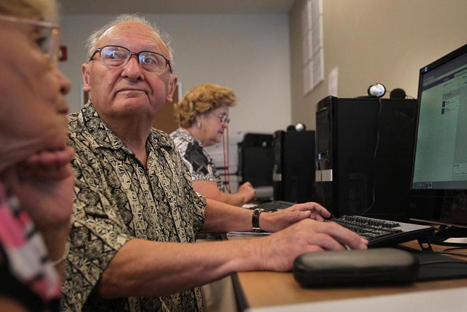 Facebook se est&aacute; convirtiendo en la red social preferida por las personas de la tercera edad. (Foto: bostonglobe.com)