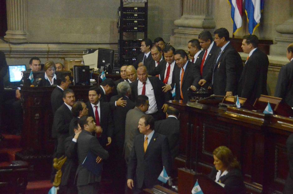 Una moción y una patada, los motivos de una riña en el Congreso
