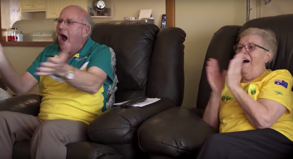 Los abuelos del nadador Kyle Chalmers ven emocionados la participaci&oacute;n de su nieto. (Imagen: Captura de YouTube)