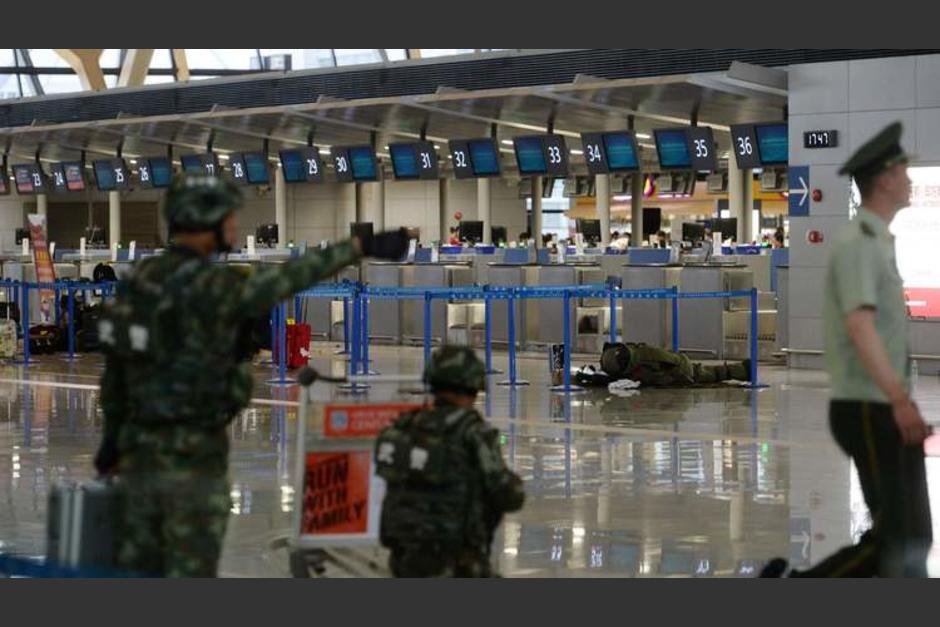 Cinco personas resultaron hoy heridas en el aeropuerto internacional de Shangh&aacute;i Pudong, donde un hombre hizo estallar un peque&ntilde;o explosivo de fabricaci&oacute;n casera. (Foto: www.latimes.com)