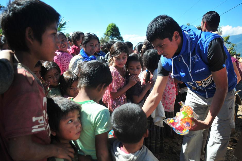 El medallista nacional, Erick Barrondo, visit&oacute; la Comunidad Navidad en Alta Verap&aacute;z, donde entreg&oacute; juguetes a ni&ntilde;os. (Foto: Byron de la Cruz/Nuestro Diario)