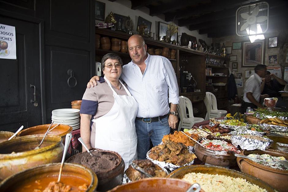 Andrew Zimmern visit&oacute; a Do&ntilde;a Ofiria de Urquiz&uacute;, durante su viaje a Guatemala. (Foto: Andrew Zimmern oficial)&nbsp;