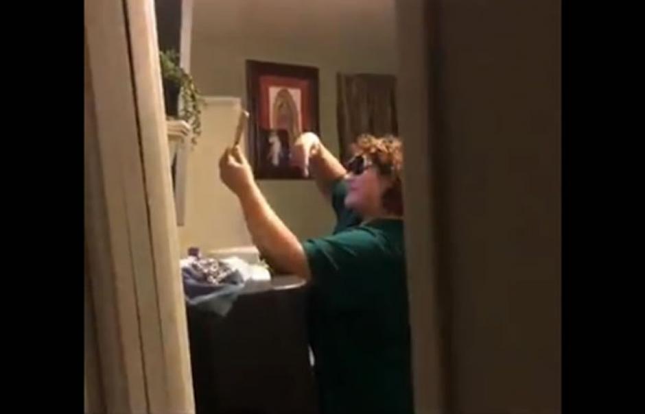 La madre se volvi&oacute; viral luego de su reacci&oacute;n cuando su hija la descubri&oacute; tom&aacute;ndose una selfie. (Foto: Twitter/ @itati_lopez)
