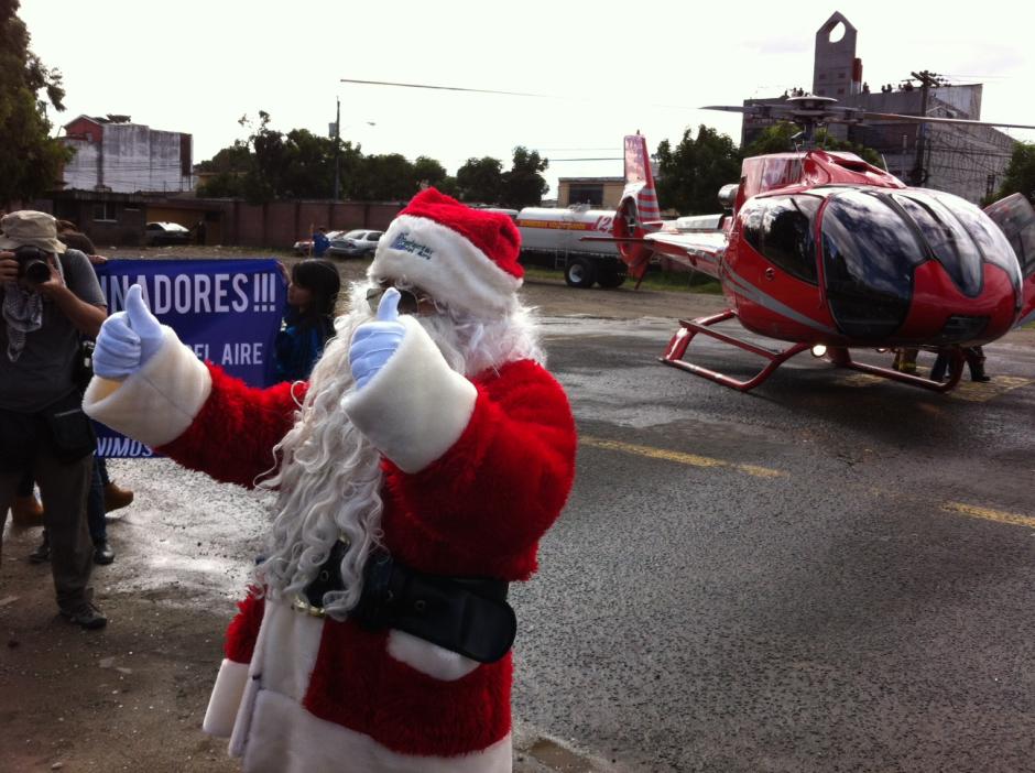    Santa Claus arriba al Hospital San Juan de Dios. (Foto: Antonio Ordo&ntilde;ez/Soy502)