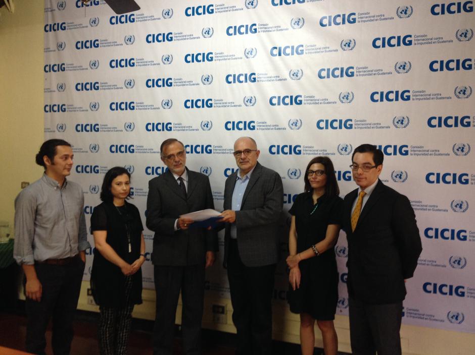 Varios periodistas han firmado una carta solicitando al Comisionado Iván Velásquez su intervención en el caso de los corresponsales asesinados en Suchitepéquez. En la imagen, de izquierda a derecha, Martín Rodríguez, de Nómada; Dina Fernández, de Soy502; el comisionado Iván Velásquez; el columnista Gustavo Berganza; Alejandra Gutiérrez, de Plaza Pública y Juan Luis Font de Contrapoder.