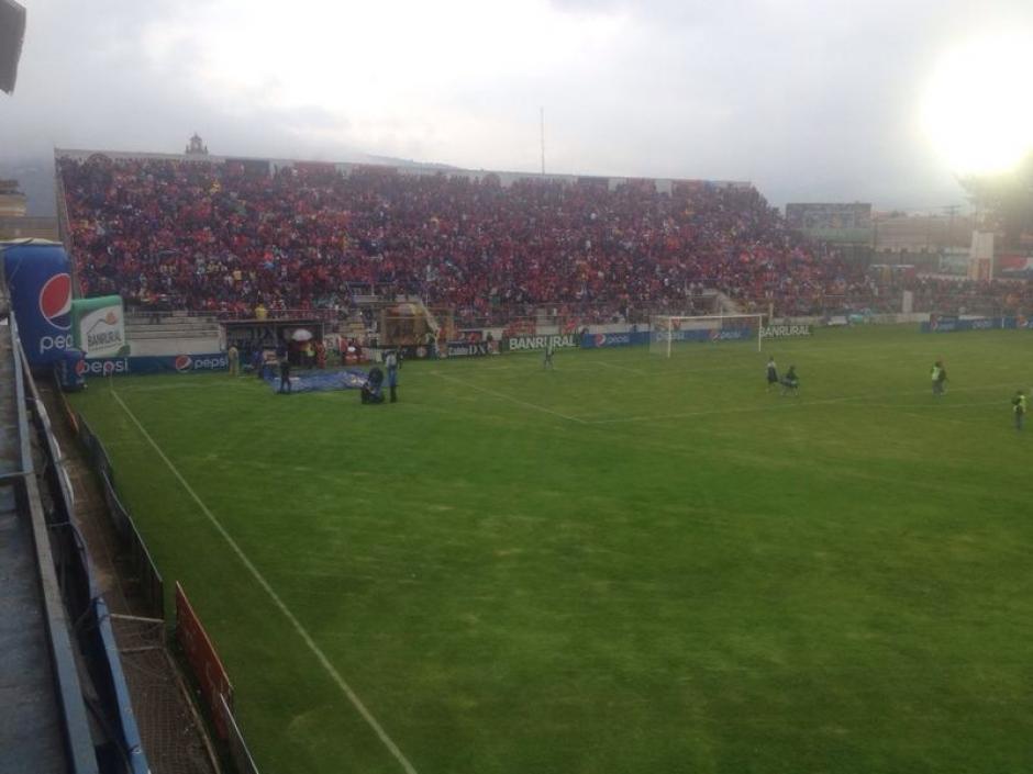 El estadio Mario Camposeco luce abarrotado para el duelo Xela y cremas. (Foto. Imer Lucero/Nuestro Diario)