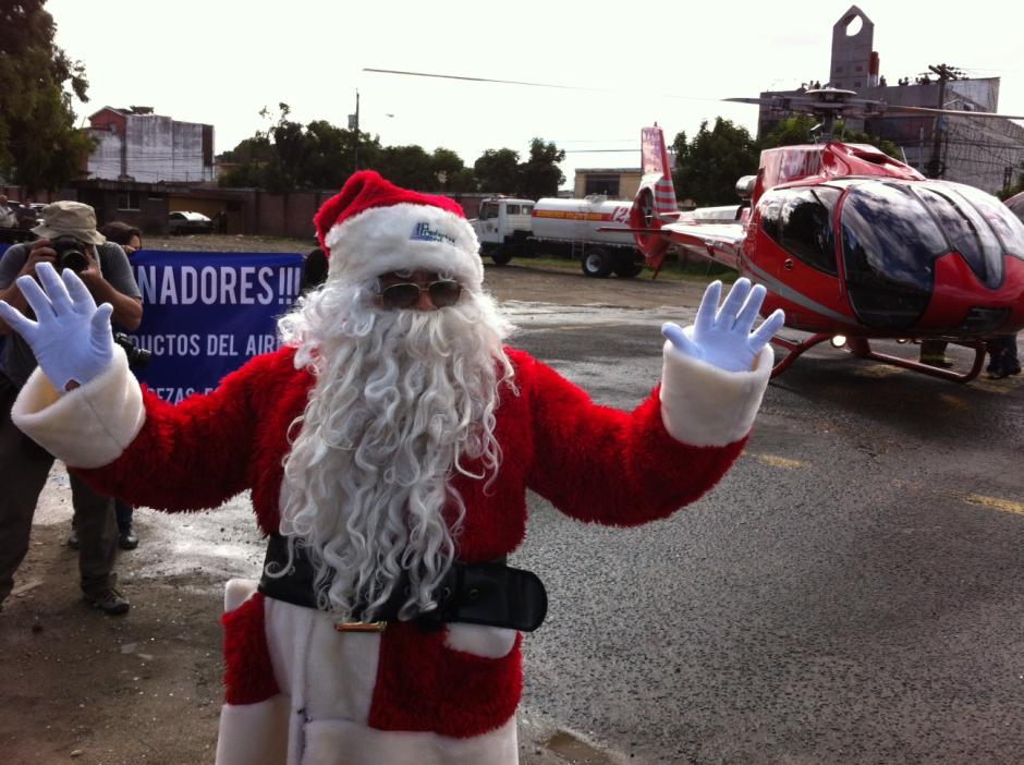 Santa Claus llegando en helic&oacute;ptero al parqueo del San Juan De Dios. &nbsp;(Foto: Antonio Ordo&ntilde;ez/Soy502)