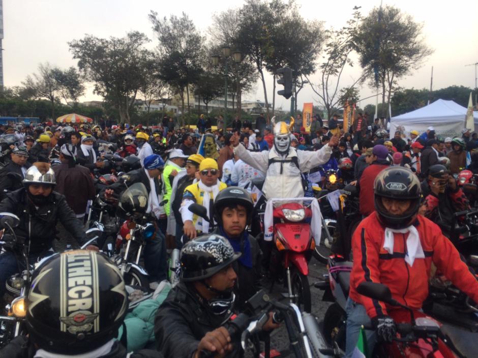 Cerca de 8 mil motoristas de todo el pa&iacute;s recorren ya la carretera que los llevar&aacute; a Esquipulas, Chiquimula, en la tradicional Caravana del Zorro. (Foto: Luis Barrios/Soy502)