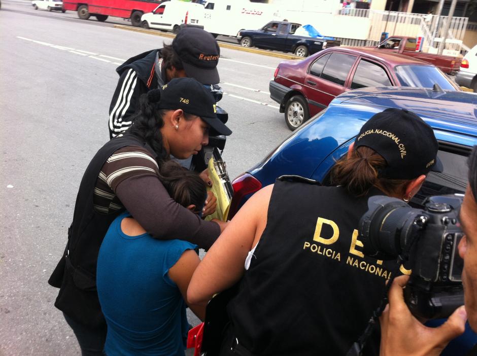 Personal de la Policía Nacional Civil estuvo a cargo del rescate de los menores. (Foto: Antonio Ordoñez/Soy502)&nbsp;