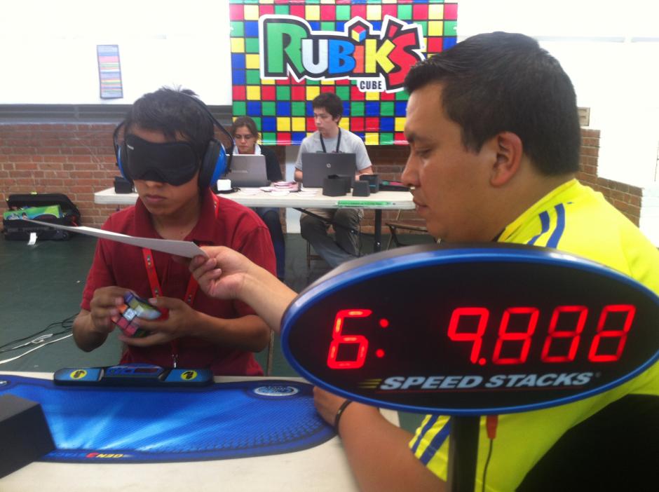 Trini Bulux forma parte de la comunidad de Xela. A sus 18 a&ntilde;os tiene un r&eacute;cord de 23 segundos para armar un cubo con los ojos cerrados. (Foto: Tekandi Paniagua)