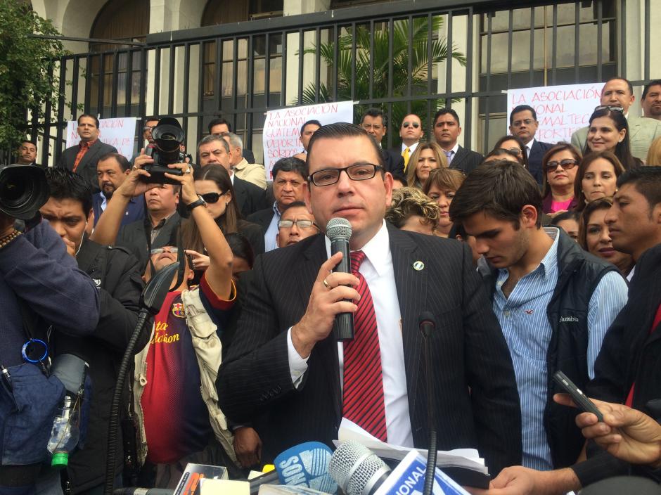 Manuel Baldizón, precandidato presidencial de Líder, pidió respeto por la carrera futbolística de su hijo y que no la vinculen con sus aspiraciones políticas. En la fotografía, su hijo, Jorge Baldizón viste camisa azul y chaleco negro. (Foto: Luis Barrios/Soy502)
