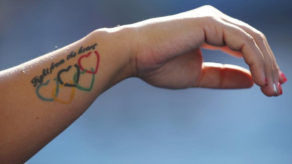 Un tatuaje en el brazo de la h&uacute;ngara B&aacute;rbara Bujka. (Foto: AFP)