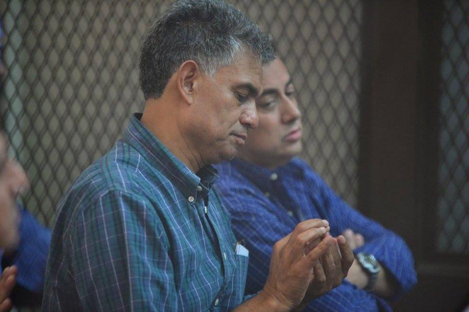 El extitular de la SAT, Carlos Muñoz escucha la resolución del juez. &nbsp;(Foto: Wilder López/Soy502)