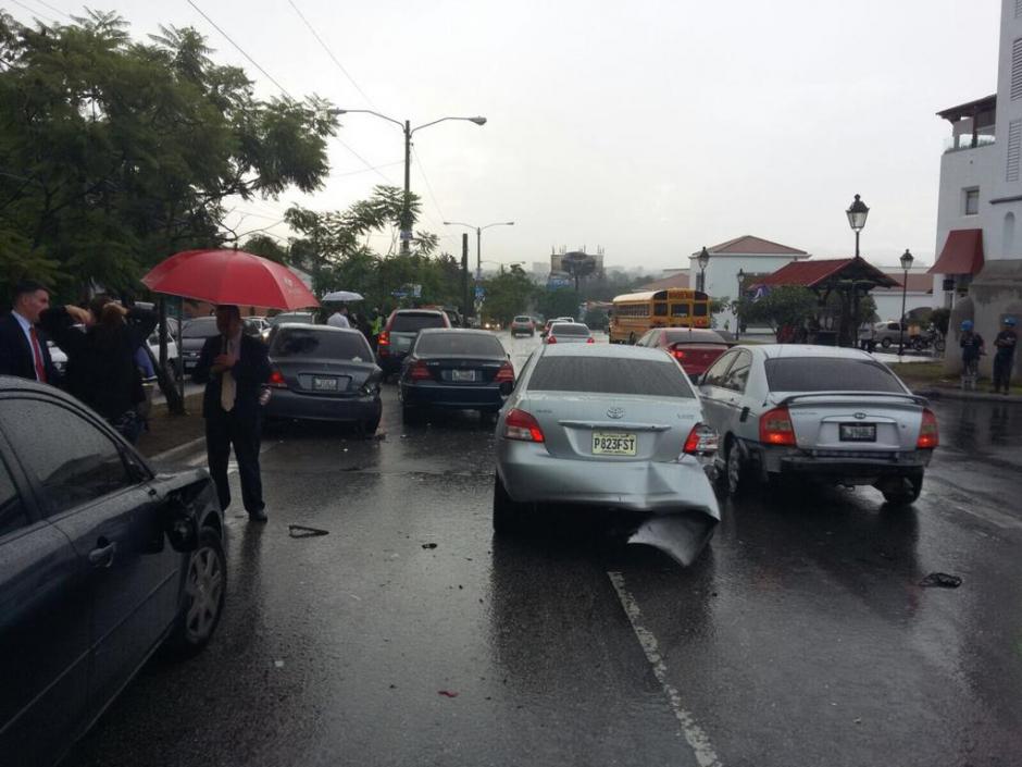 Un conductor que no fue identificado choc&oacute; con 15 veh&iacute;culos y tres motos por huir de la PNC. (Foto: Am&iacute;lcar Montejo/PMT)&nbsp;