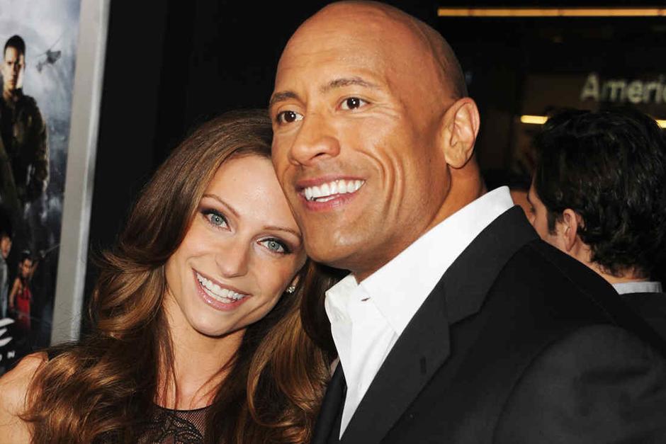 Los medios de comunicaci&oacute;n y fan&aacute;ticos esperan la reacci&oacute;n del actor y su novia.