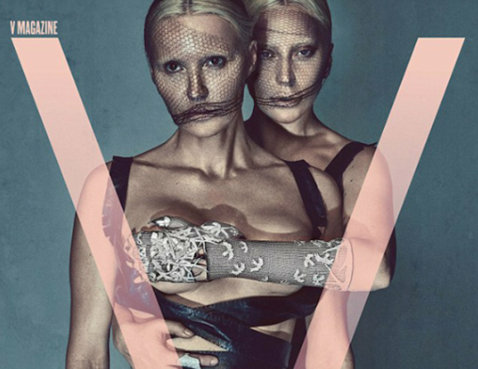 Lady Gaga y su novio Taylo Kinney fueron autores de una "selfie" que se publica en la nueva edición de la revista V. (Foto: Steven Klein V Magazine)&nbsp;