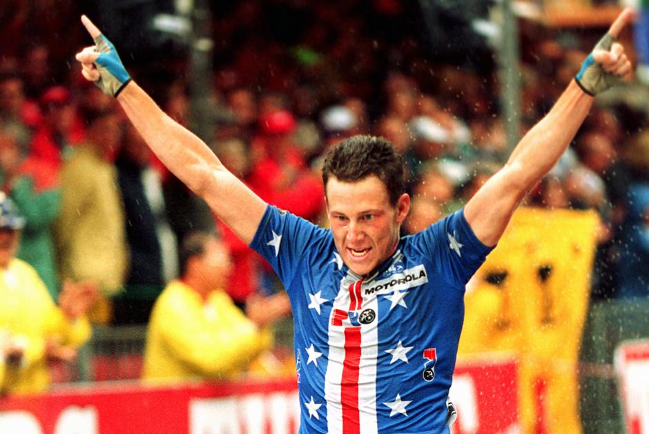 Lance Armstrong fue acusado de soborno, por el exciclista italiano, Roberto Gaggioli. (AFP)