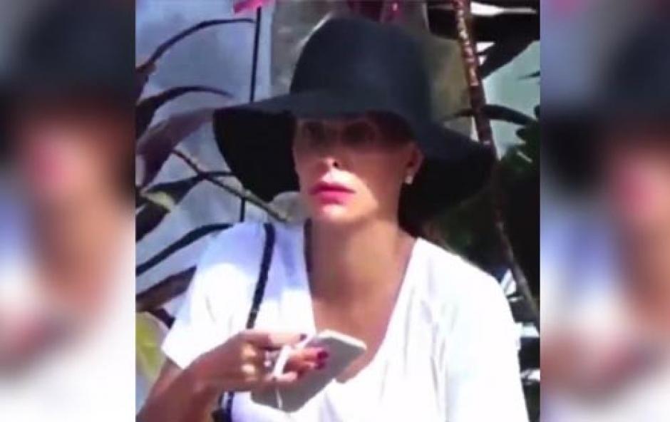 Ninel Conde fue captada sin una sola gota de maquillaje, dejando ver el aspecto real de su rostro. (Foto: laopinion.com)