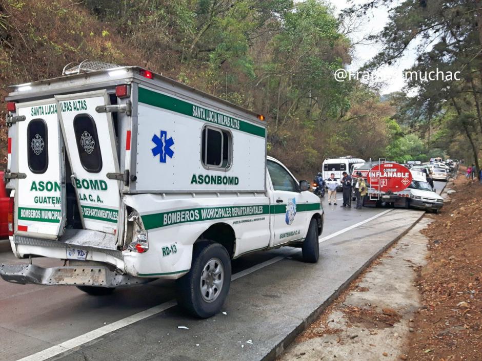 Una ambulancia estuvo involucrada en un percance vial en la bajada de Las Ca&ntilde;as.  (Foto: @FrancisImuchac)