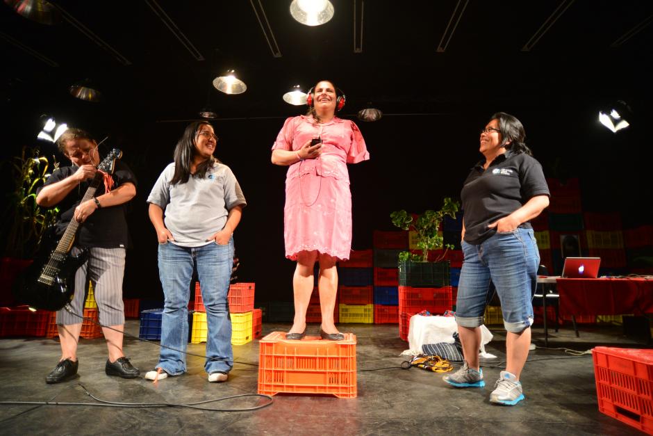 Ensayo de &nbsp;&ldquo;Las Poderosas&rdquo;, en una escena donde se trata el tema de sexualidad. (Foto: Soy502/Wilder L&oacute;pez)