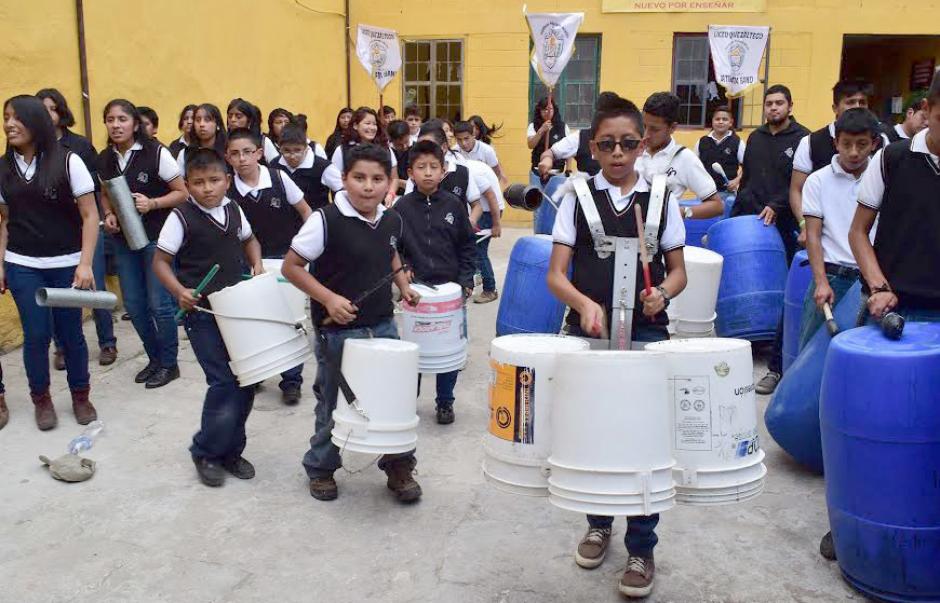 Los alumnos del Liceo Quetzalteco crearon un nuevo concepto de banda escolar en Xela, llamado Latin LataBand, con instrumentos hechos de materiales reciclados.&nbsp; (Foto: Pedro Orozco)