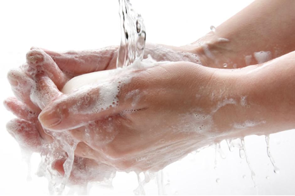 Lavar las manos es la mejor manera de protegerte de las bacterias. (Foto: Google)