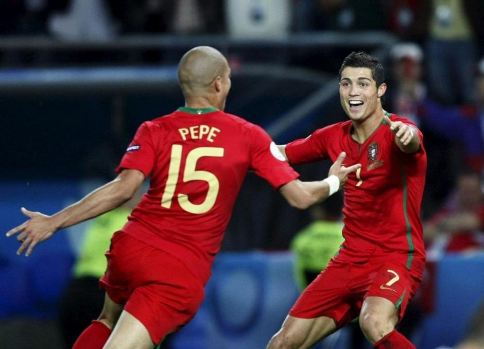 Pepe y Cristiano Ronaldo buscar&aacute;n llegar nuevamente a una final de Euro, enfrentar&aacute;n a Gales. (Foto: Agencias)