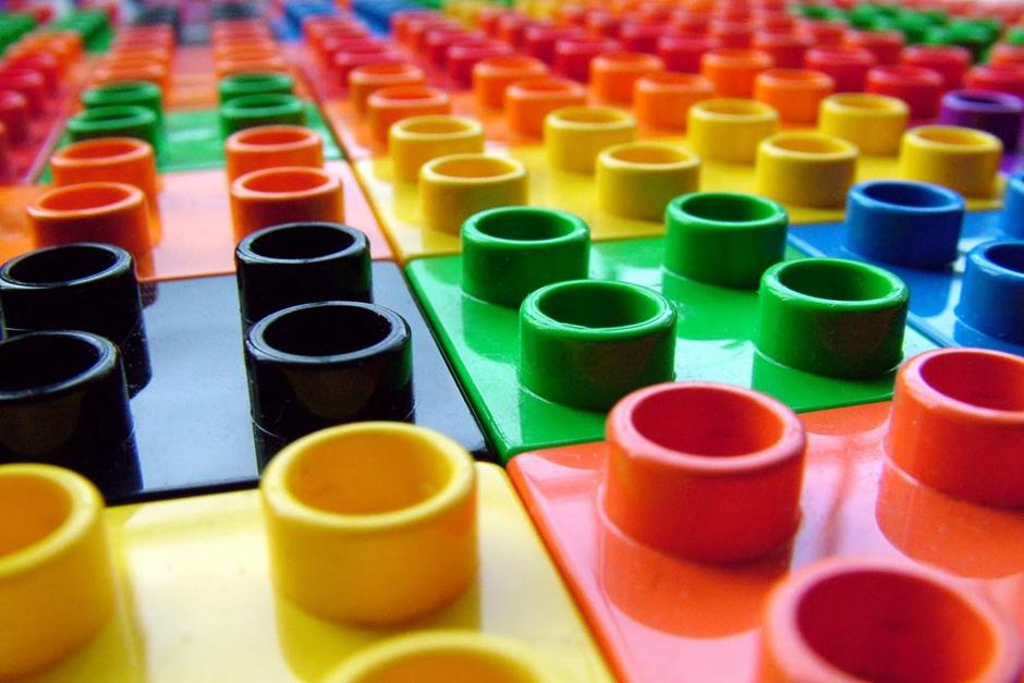 Lego anunci&oacute; que invertir&aacute; m&aacute;s de 1 mil millones de d&oacute;lares para encontrar materiales sustitutos al pl&aacute;stico para usar en sus famosos bloques. (Foto: Archivo)