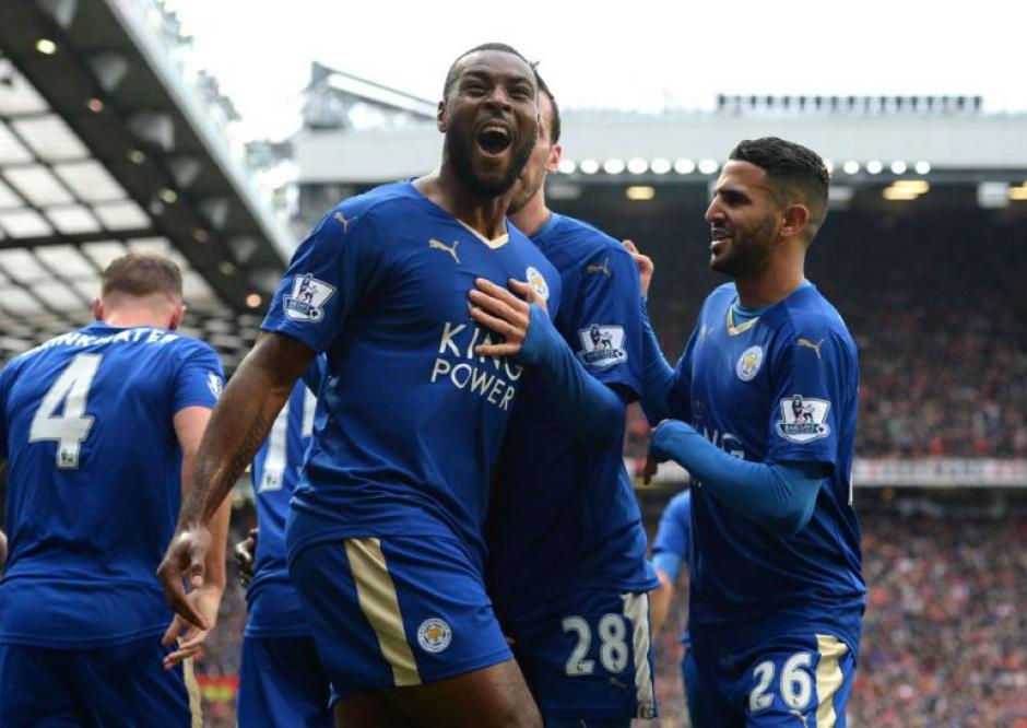 Tottenham y Chelsea empataron 2-2, ese resultado le dio el t&iacute;tulo al Leicester. (Foto: AFP)