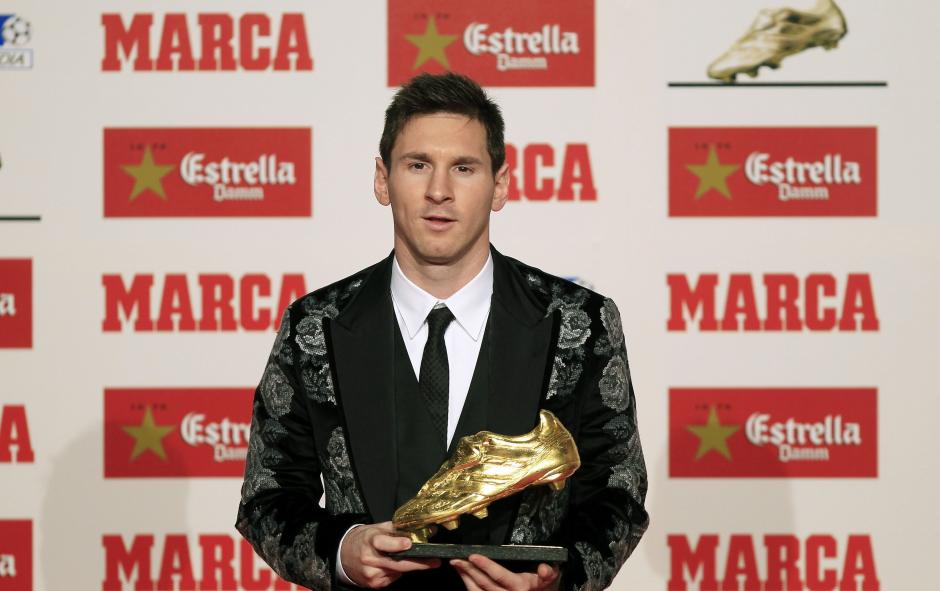 El delantero argentino Lionel Messi luci&oacute; un saco llamativo en el acto de entrega de la Bota de Oro 2012-13. (Foto: EFE)
