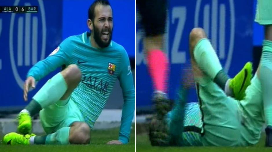 Aleix Vidal tuvo que ser sustituido sobre el final del partido por una grave lesi&oacute;n en su tobillo derecho. (Foto: Marca)