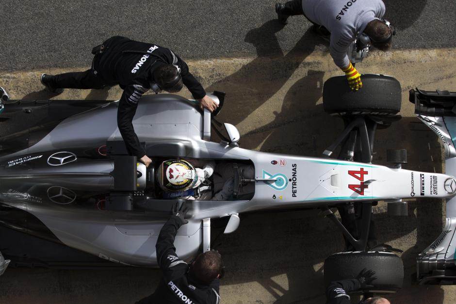 El campe&oacute;n del mundo de F&oacute;rmula Uno, Lewis Hamilton, fue el primero en salir a la pista en el regreso a la acci&oacute;n de la competici&oacute;n con una sesi&oacute;n de pretemporada en Barcelona, Espa&ntilde;a. (Foto: EFE)