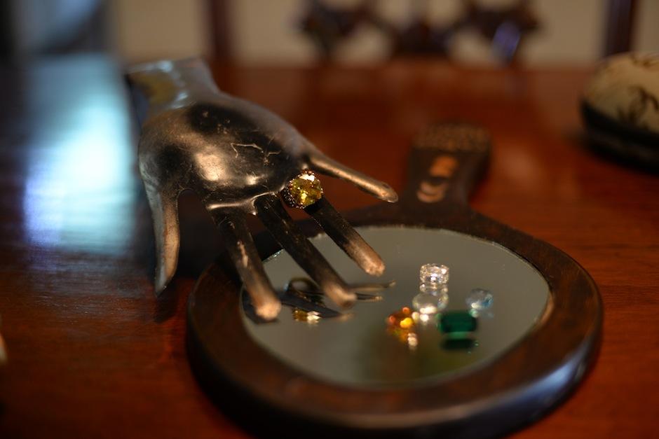 El creador guatemalteco Lex Cargo trabaja una colección de nueve temas que incluyen cuatro piezas de joyería junto a la firma francesa Chanel. (Foto: Esteban Biba/Soy502)&nbsp;