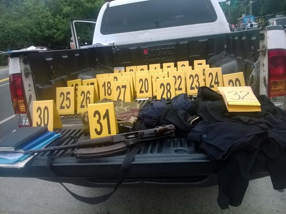 En el veh&iacute;culo fueron localizados varios celulares, un fusil y memorias usb.  (@MPguatemala)